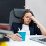 mulher-cansada-de-tiro-medio-no-escritorio